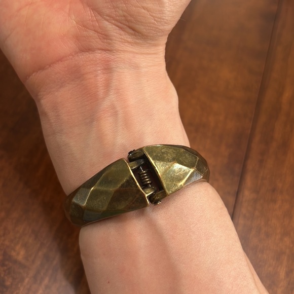 Vintage Gold Hinged Bangle Bracelet with Diamond Pattern and Crossing Ends - Picture 6 of 8